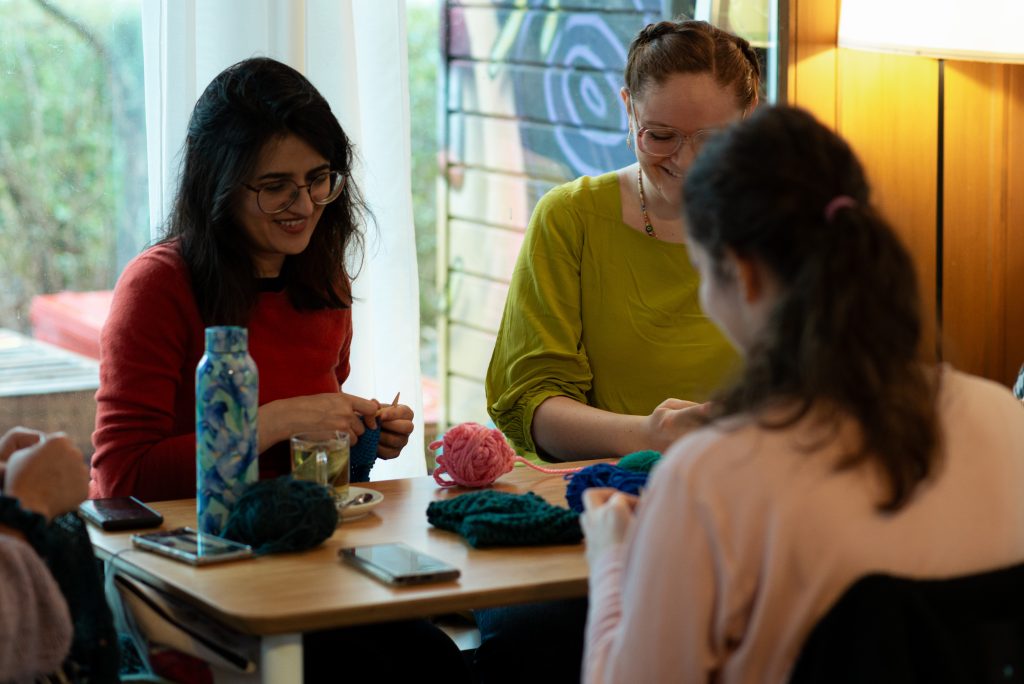 Group of participants learning a cosy hobby at the ForEveryone knitting workshop